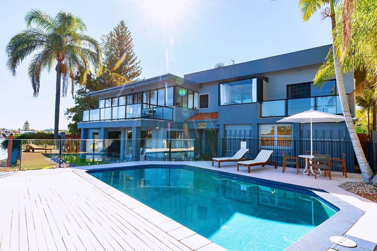 Surfers Paradise Unique 7-Bedrooms Waterfront Holiday Home Gold Coast Exterior photo